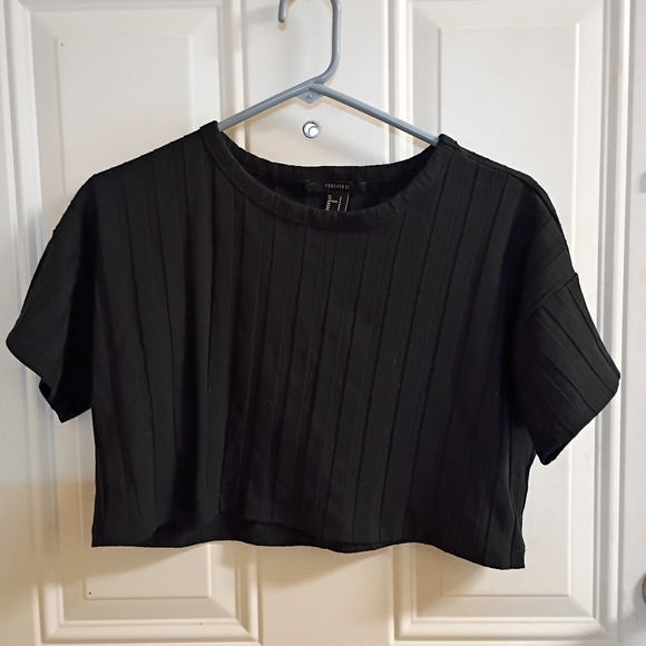 Forever 21 Tops - 🆓 Free W/Purchase Forever 21 Size Small Black Cropped T-Shirt